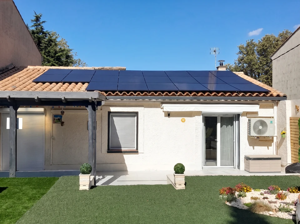 toit d'habitation avec panneaux solaires